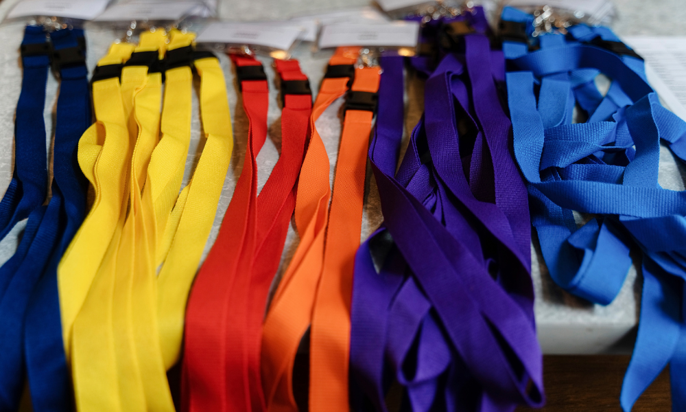 auf einem Tisch liegen viele bunte LanYards